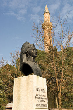 Бюст на Айше Хафса Султан в Маниса, Турция