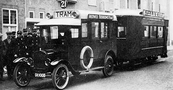 In 1922, the horses of the Sloten horsecar line were replaced by tram-hauling buses, such as this one in Jacob Marisstraat.