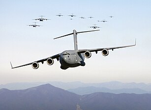 Skupina třinácti amerických transportních letounů C-17, během taktického cvičení ve Virginii