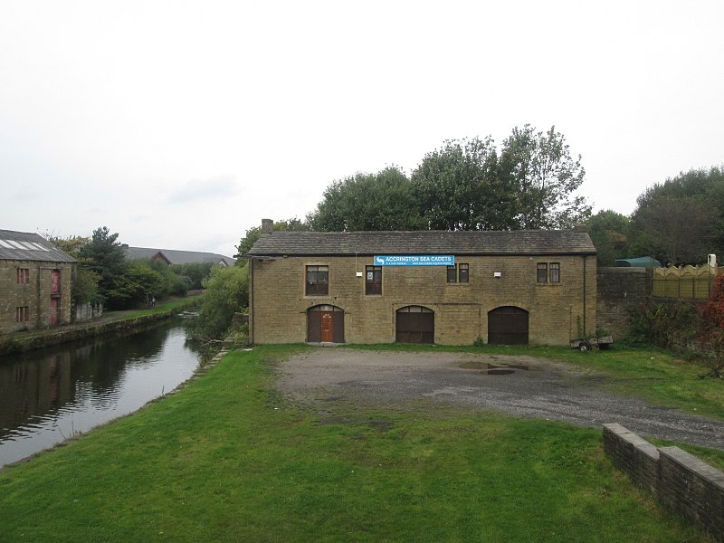 File:Canal stable block, Clayton-le-Moors.jpg