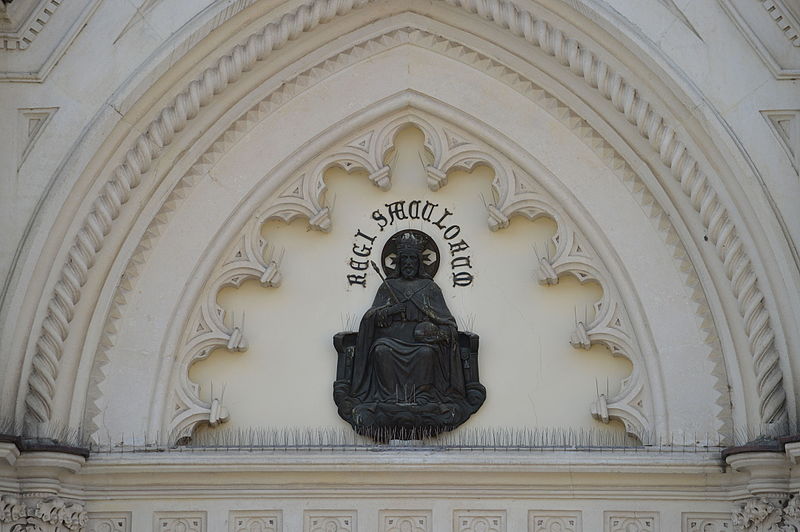 File:Castelnovo San Vitale porta principale timpano.JPG