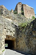 Túnel de la Umbría, con la iglesia-fortaleza de Castielfabib en la parte alta (2018).