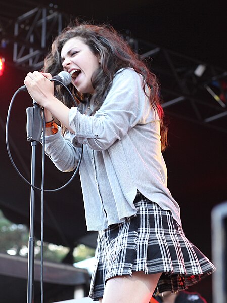 Singer Charli XCX co-wrote and recorded an earlier version of "I Love It".