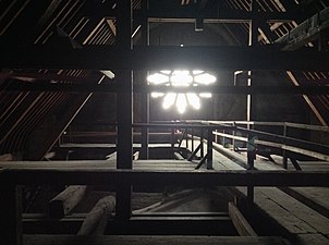 Khung gỗ trong nội thất mái nhà thờ trước đám cháy; đỉnh của hầm cong bên dưới