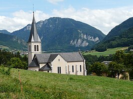 Chevenoz met kerk Saint-Jean-Baptiste