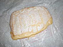 la moitié d'un fromage coulant, croûte orange
