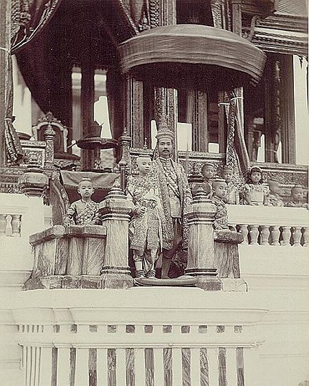 ไฟล์:Chulalongkorn_at_Grand_Palace.jpg