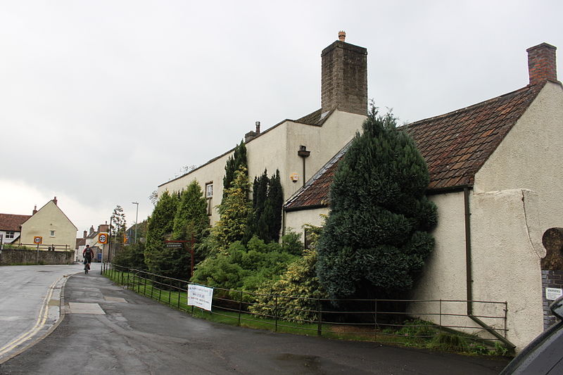 File:Compton House And Forecourt Railings.JPG