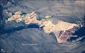 Вулкан Коронадо на острове Смит. Снимок НАСА.