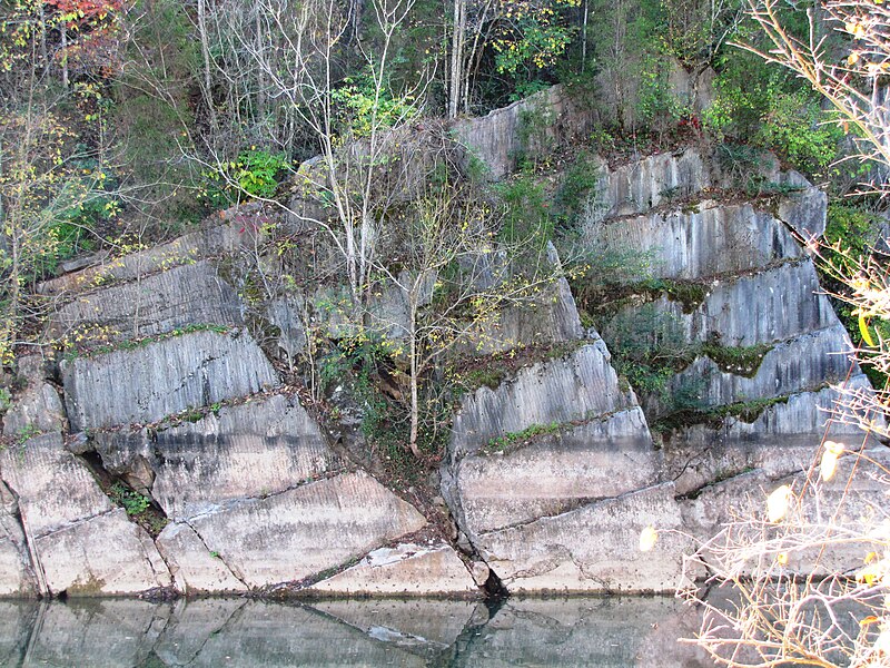 File:Craig-quarry-walls-tn1.jpg