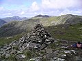 Der Gipfelcairn des Creag a’ Mhaim, im Hintergrund die South Shiel Ridge, beginnend mit dem Druim Shionnach