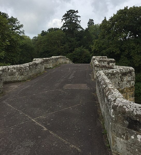 File:Crossing Stopham Bridge - geograph.org.uk - 5523880.jpg