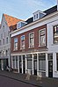 Woonhuis met beneden en bovenwoning in traditioneel-classicistische vormen, wellicht in de vroege 19de eeuw ontstaan als onderdeel van het rijtje Molenstraat 3/5 tot 11/11a.