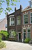 Woonhuis met een in zeer decoratief metselwerk opgetrokken voorgevel uit 1922 in een expressionistische bouwtrant geïnspireerd op de Amsterdamse school. Het is een goed voorbeeld hoe door een plaatselijke aannemer architectonische middelen, ontleend aan expressionisme c.q. Amsterdamse School, op een enigszins naïeve vorm zijn toegepast.