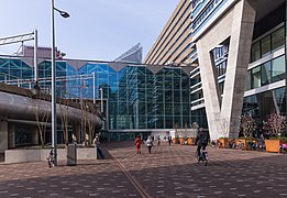 Gedung stasiun dilihat dari Anna van Buerenplein