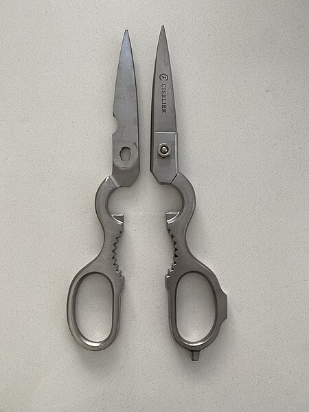 Classic Italian-style kitchen scissors, often used to cut food. The two halves can be detached in order to be cleaned.