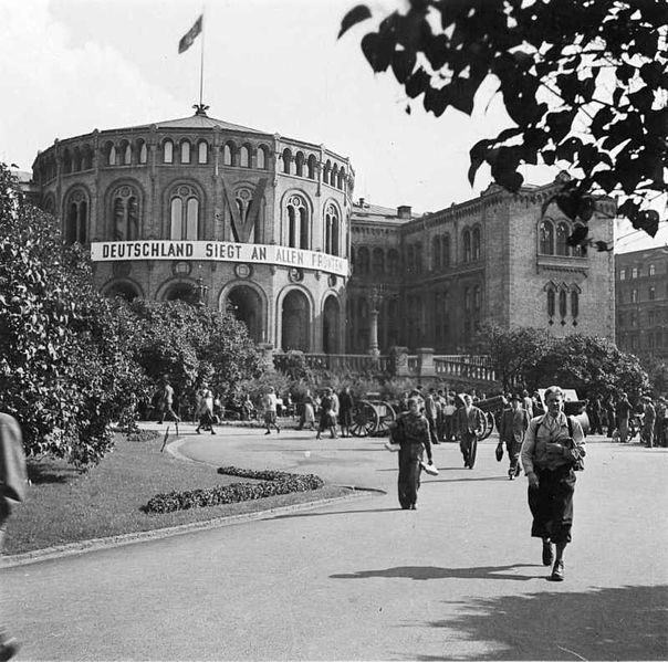 File:Deutschland siegt an allen Fronten på Stortingsbygningen, 1940-1945, OB.F19149c.jpg