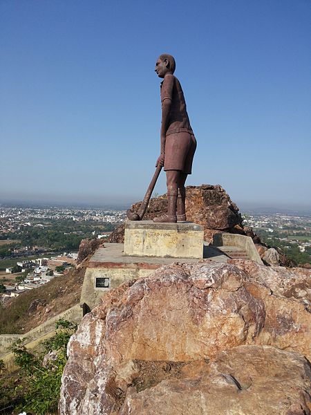 File:Dhyan Chand statue at Jhansi city, Uttar Pradesh.jpg