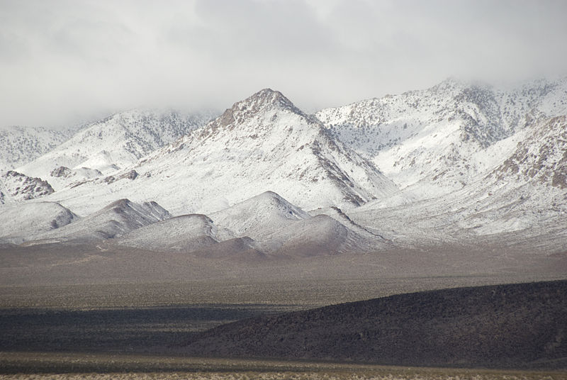 File:Driving in from Nevada (3028808440).jpg