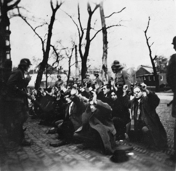 File:Duitse razzia op het Jonas Daniël Meijerplein te Amsterdam.jpg