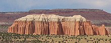 Entrada Sandstone limitován Curtis Formation v Cathedral Valley.jpg