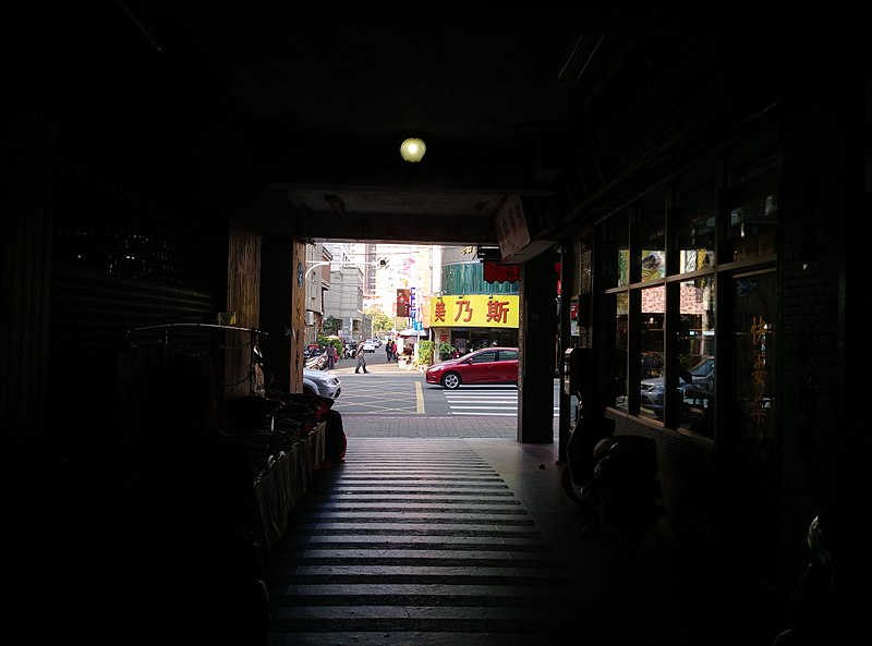 File:Entrance of the Hsinchu Dongmen Market 01.jpg