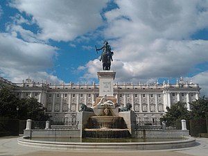 Estatua de Felipe IV y Palacio Real 25-02-2013.jpg