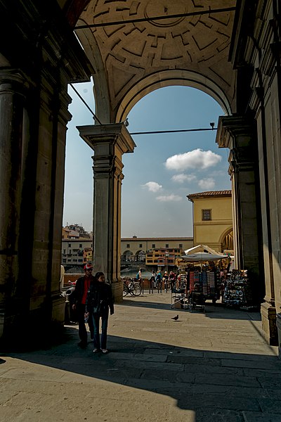 File:Firenze - Florence - Piazzale degli Uffizi - View West towards Ponte Vecchio & Vasari Corridor.jpg
