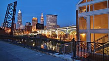 Vue sur le centre-ville de Cleveland (Key Tower, BP Tower, Terminal Tower et le pont Detroit-Superior).