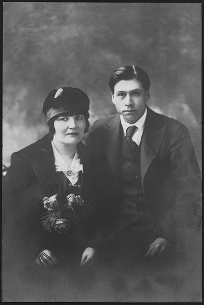 File:Formal portraits of unidentified Indian couple - NARA - 285690.jpg