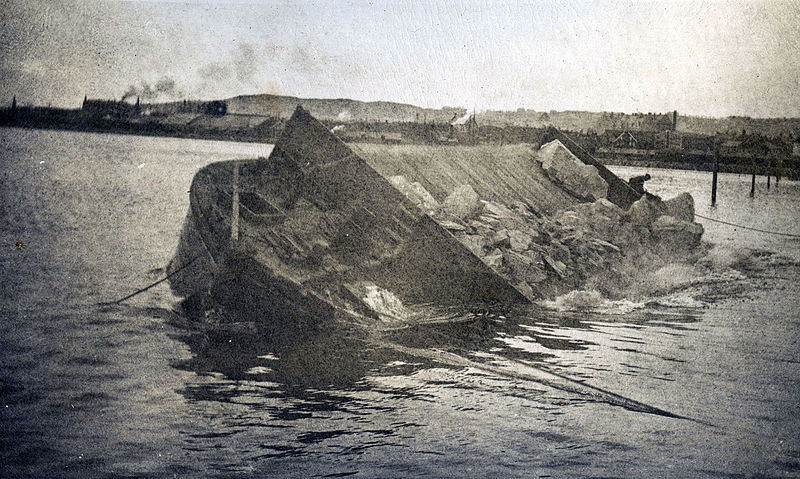 File:Fylling av Trondhjems havneområde - Dumping of stone mass in the Port of Trondhjem (ca. 1915) (4811898636).jpg