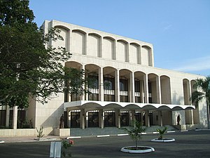 Fachada frontal del Gran Teatro del Cibao.