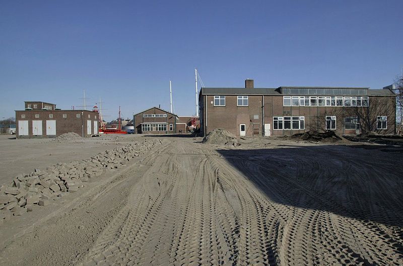 File:Gebouw 39, overzicht westgevel - Den Helder - 20357682 - RCE.jpg