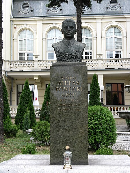 File:General Stefan Rowecki monument in Piotrków Trybunalski, 3 Maja Av..jpg