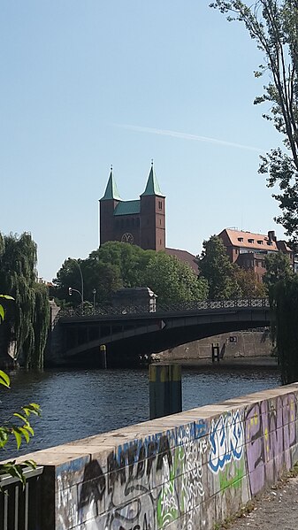 File:Gotzkowskybrücke mit Erlöserkirche.jpg