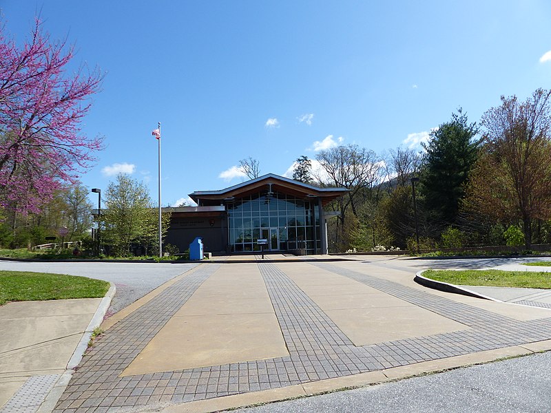 File:Great Smoky Mountains National Park Visitor Center 1.jpg