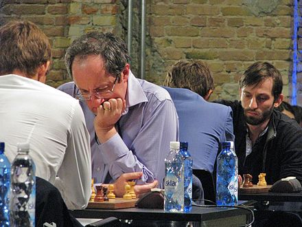 Grischtschuk (hinten re.) in der 18. Runde gegen Karjakin auf dem Weg zu seinem 3. WM-Titelgewinn im Blitzschach