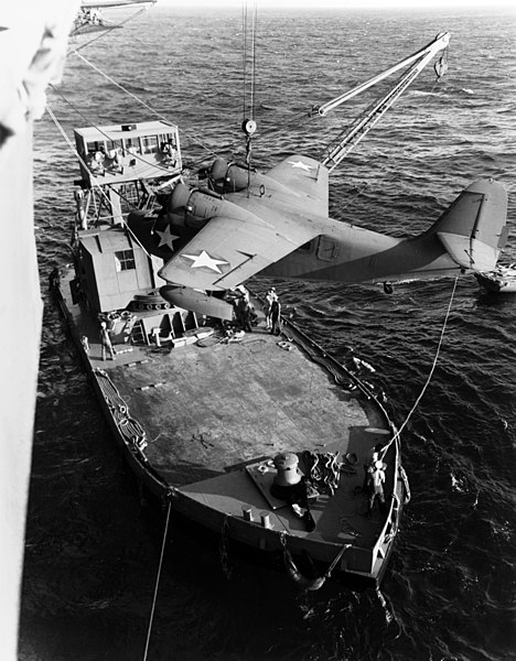 File:Grumman JRF Goose is hoisted aboard USS Long Island (ACV-1) off Palmyra Island, 19 April 1943 (80-G-66769).jpg