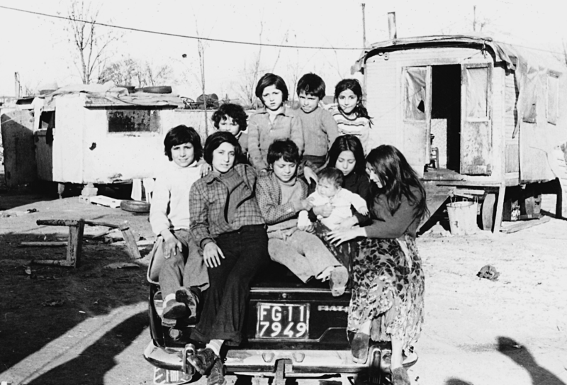 File:Gruppo di bambini rom sull' automobile 1970.png