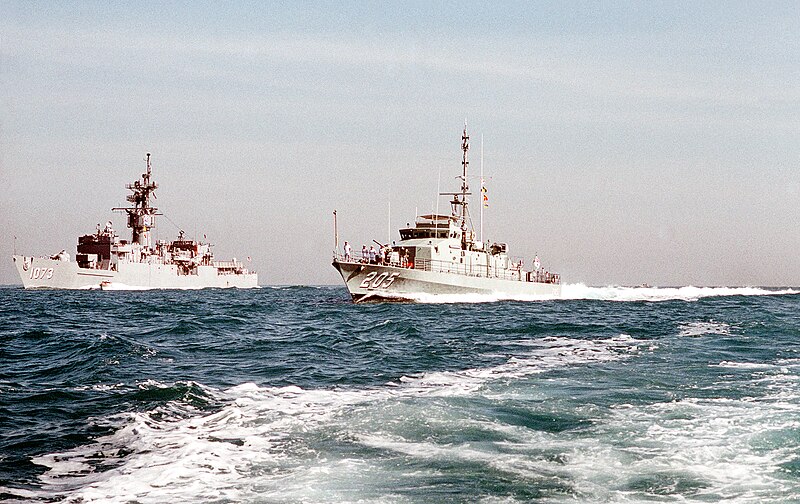 File:HMAS Townsville (FCPB 205) and USS Robert E. Peary (FF-1073) underway in June 1990.jpg