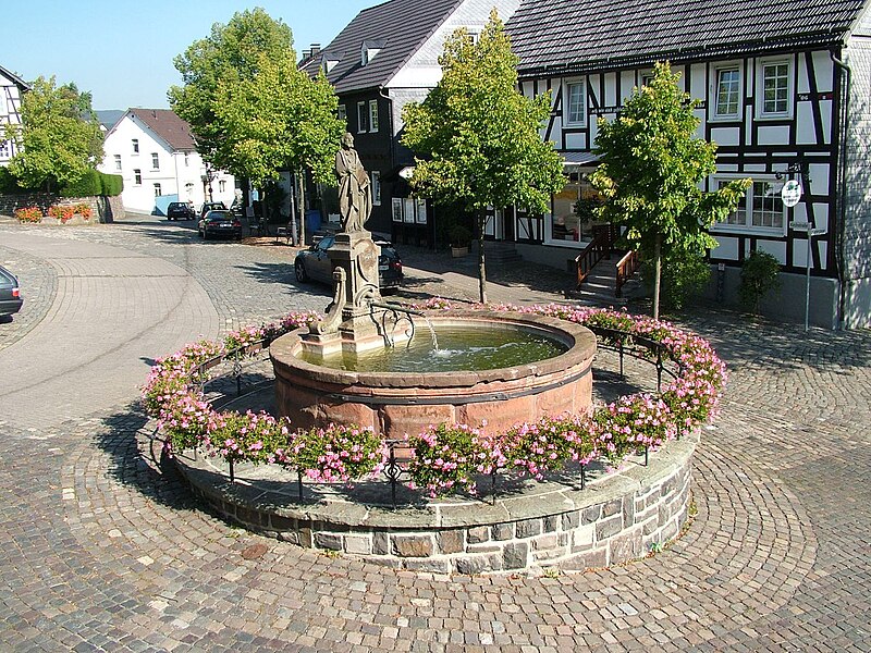 File:Hallenberg-Petrusbrunnen.jpg