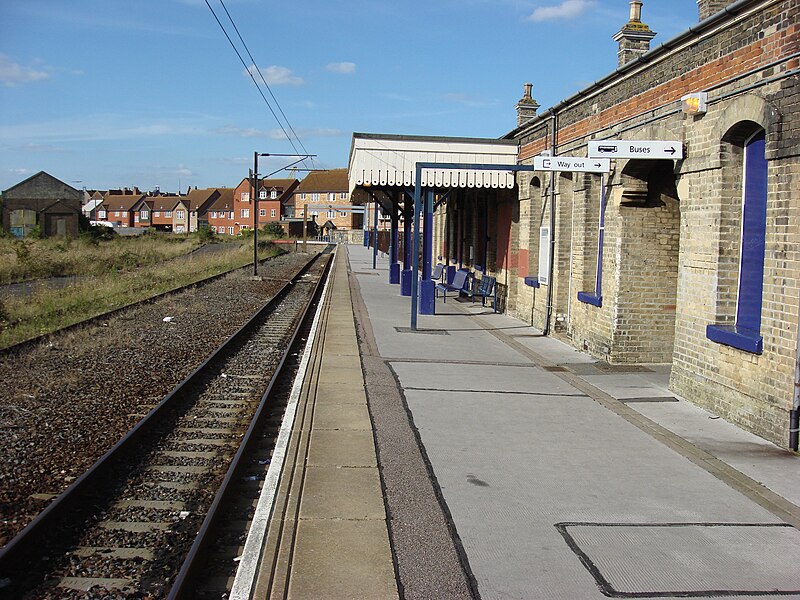 File:Harwich Town railway station platform.jpg