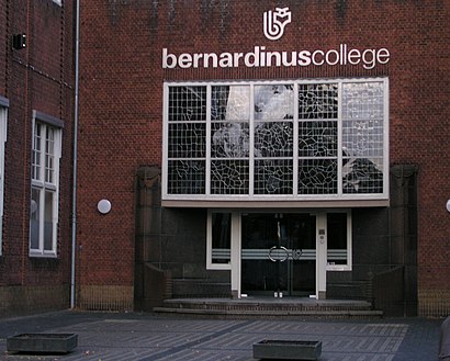 Hoe gaan naar Bernardinuscollege met het openbaar vervoer - Over de plek