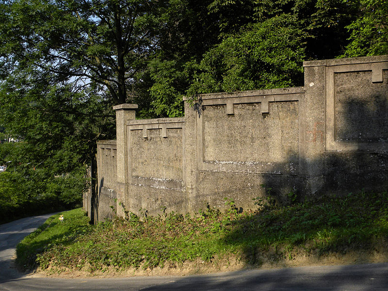 File:Heschweg - Mauer um die Steinhofgründe.jpg