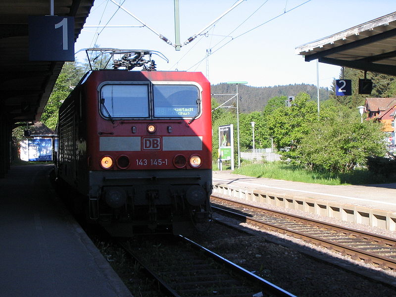 File:Hoellentalbahn Einfahrt in Titisee 5512.jpg