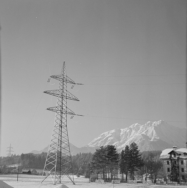 File:Hoogspanningsmast met op de achtergrond het Karwendel-gebergte, Bestanddeelnr 254-4294.jpg