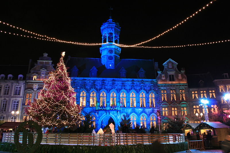 File:Hotel de ville de Mons illuminée.jpg