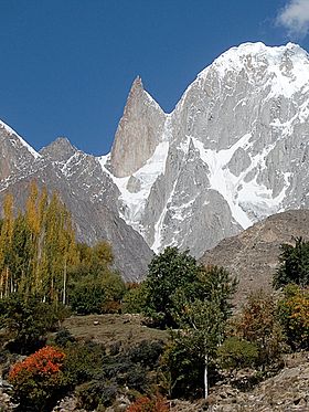 Bubuli Motin ve středu (jihovýchodní svah) a vrchol Hunza vpravo