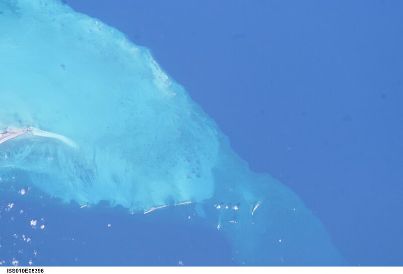 File:ISS010-E-8398 - View of Cuba--Canarreos Archipelago--east end of cayo Largo.jpg
