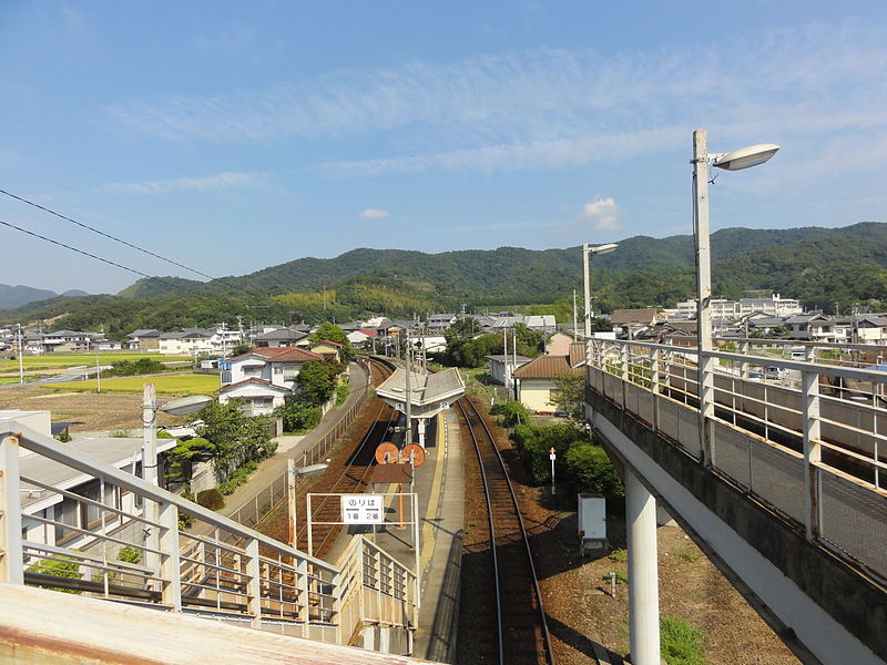 File:Ikenotani Station platform 1-2 20110908.jpg